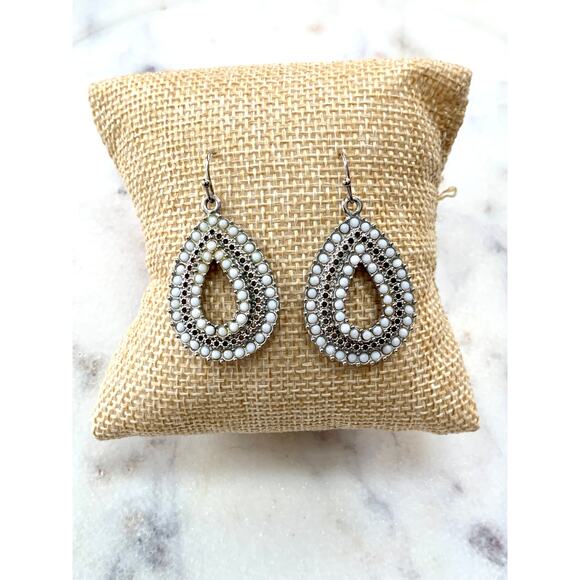 Silver Tone White Beaded Oval Teardrop Dangle Drop Earrings EUC - Picture 3 of 8